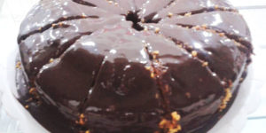 BOLOS. Delicioso bolo de cenoura com cobertura de chocolate.
